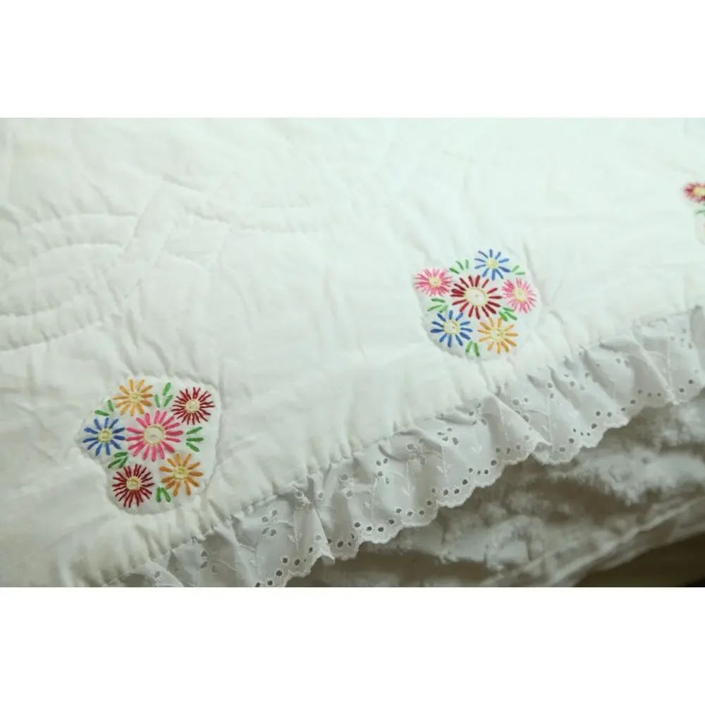 VTG Embroidered Quilt White Lace Ruffle Floral Victorian Granny 79X88 COTTAGE